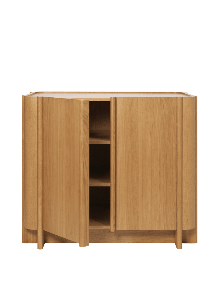 Stilvolle Tilu Kommode von Ferm Living, die mit ihrem minimalistischen Design und harmonischen Farben jeden Raum aufwertet.