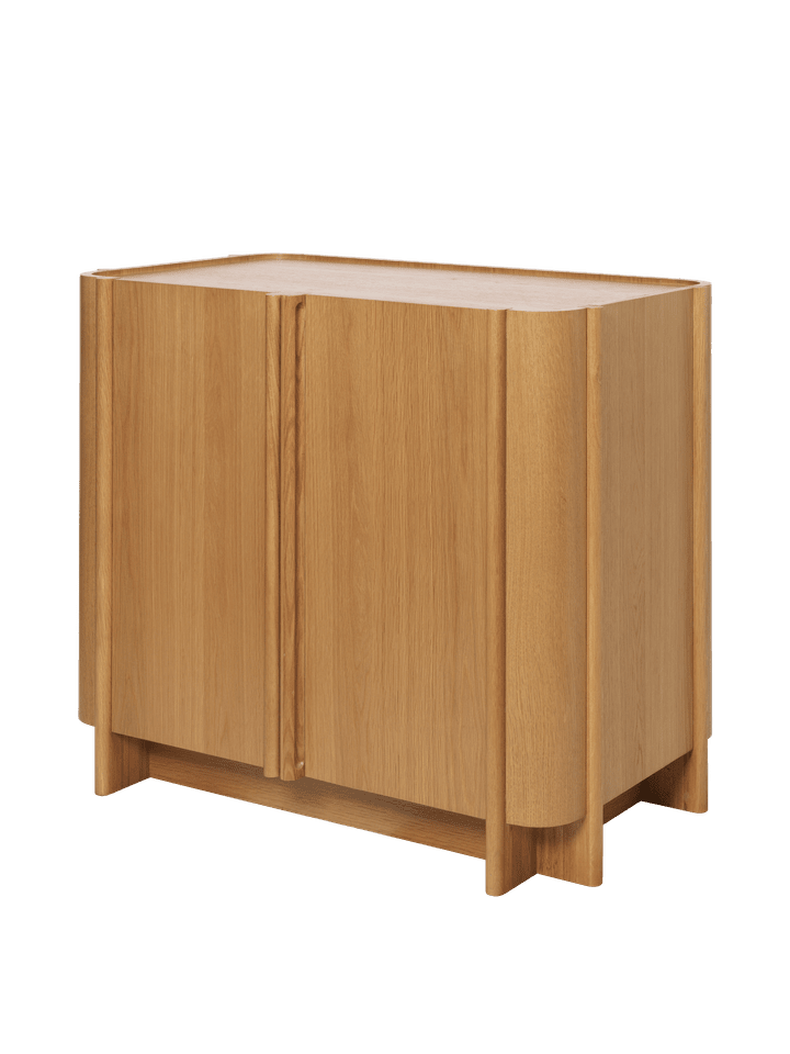 Elegante Tilu Kommode von Ferm Living, die durch ihre schlichte Form und sanften Farbtöne eine moderne Atmosphäre schafft.