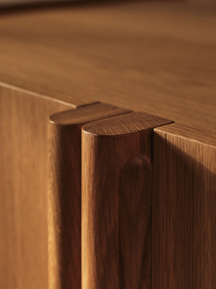 Elegante Tilu Kommode von Ferm Living, aus hochwertigem Material, ideal für stilvolle Wohnräume und praktischen Stauraum.