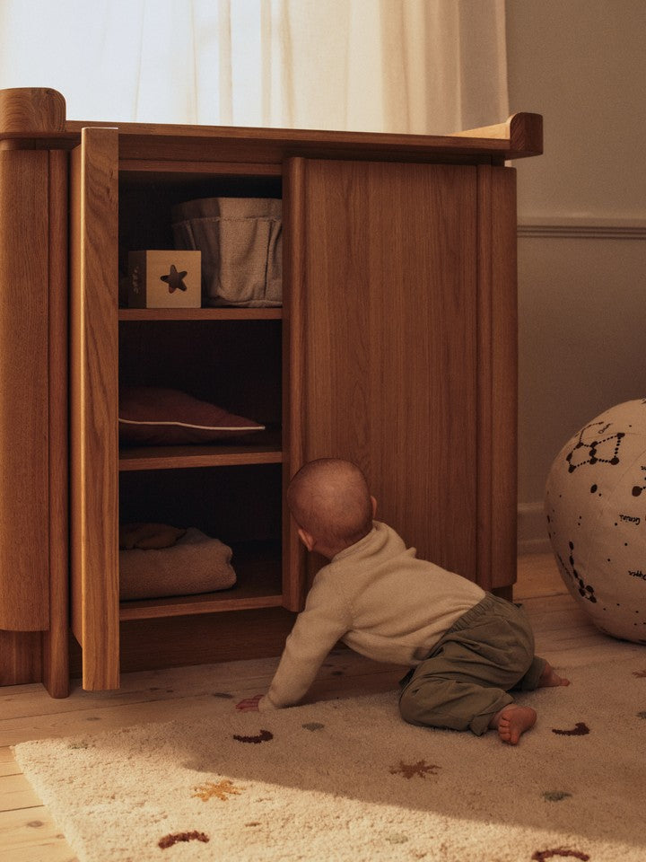 Elegante Tilu Kommode von Ferm Living, die durch ihr zeitloses Design und die sanften Farbtöne eine warme Atmosphäre schafft.