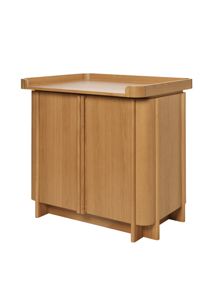 Eleganter Tilu Wickeltisch von Ferm Living, ideal für das stilvolle Wickeln und die praktische Aufbewahrung von Babyartikeln.