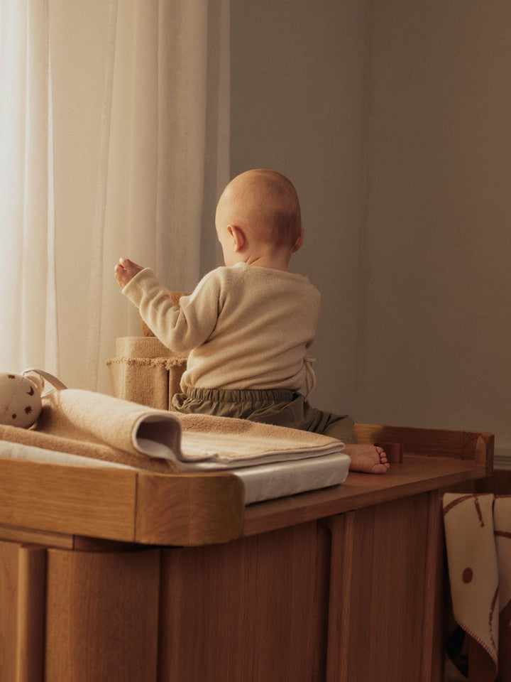 Eleganter Tilu Wickeltisch von Ferm Living, ideal für moderne Kinderzimmer, mit stilvollem Design und praktischen Funktionen.