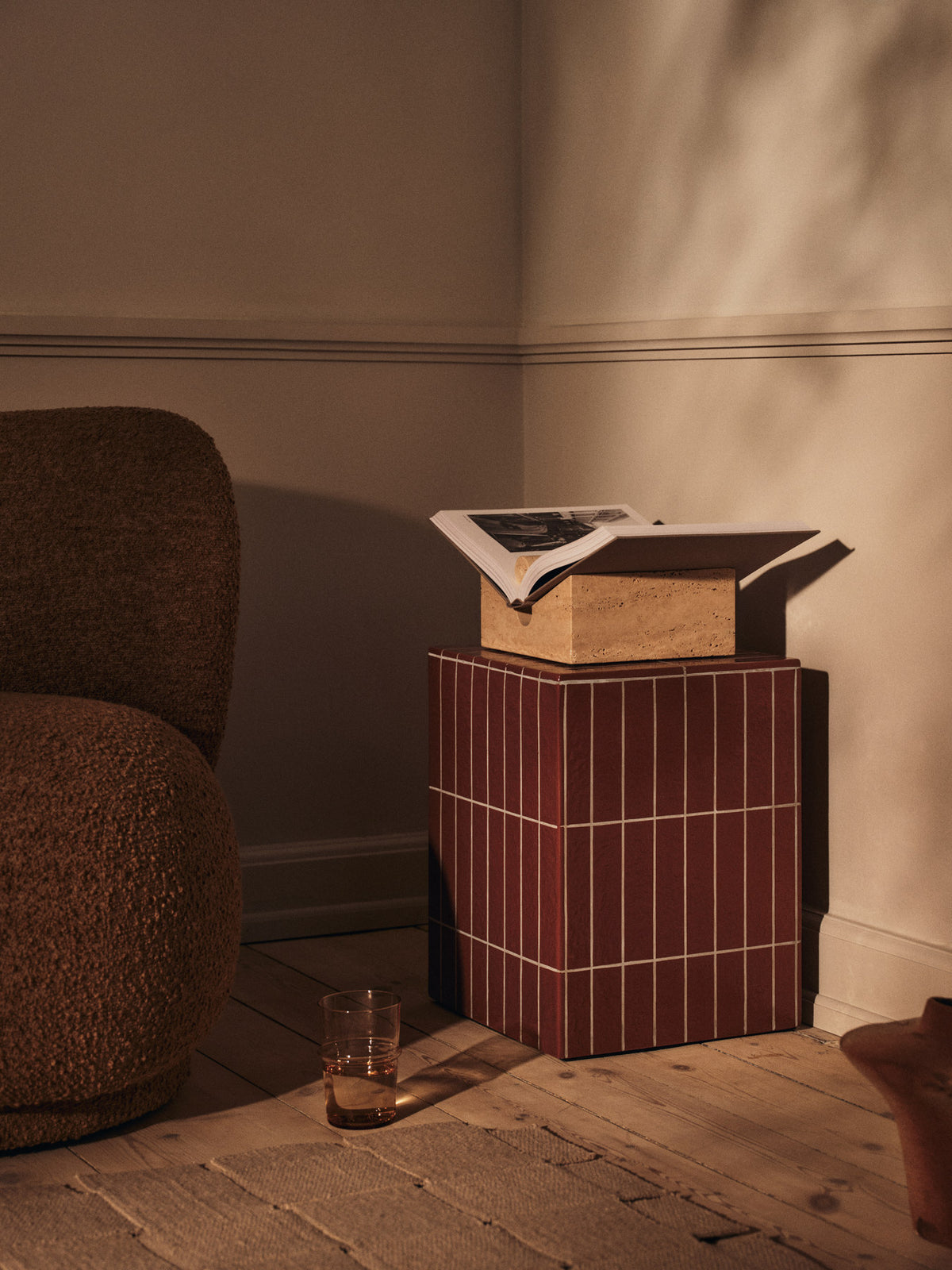 Tvara Book Stand in Travertin präsentiert im Onlineshop von KAQTU Design AG. Buchstütze ist von Ferm Living