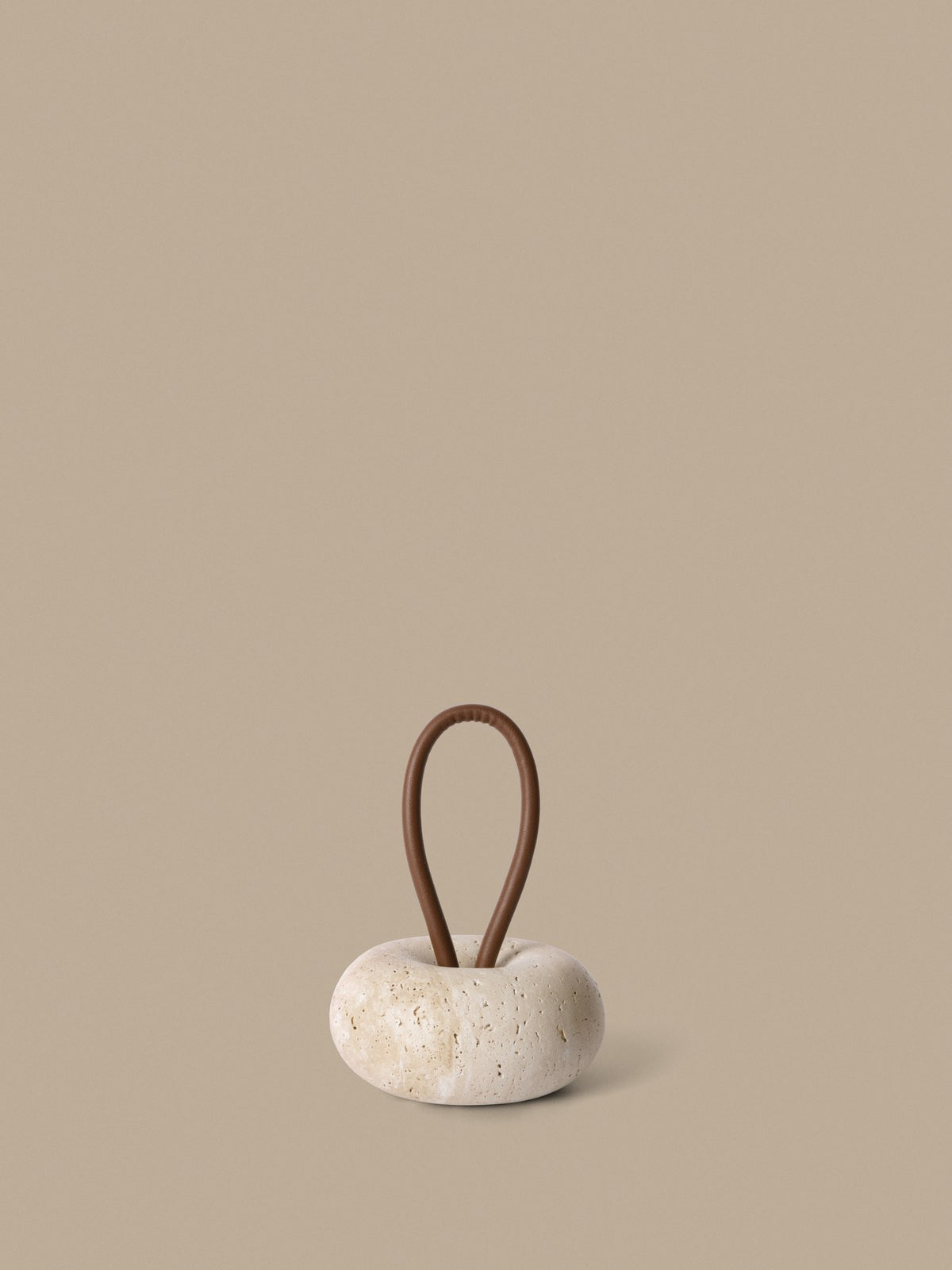 Runder Türstopper aus massivem Travertin mit Ledergriff, Farbe Travertin, Durchmesser 14 cm, Höhe 7.8 cm, Deko-Objekt von Ferm Living.