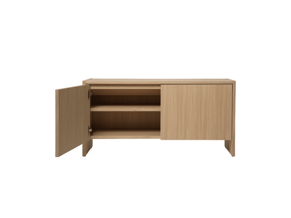 Elegantes Sideboard H50 aus Eichenholz von Ferm Living, ideal für Flure und moderne Wohnräume, bietet praktischen Stauraum und zeitloses Design.