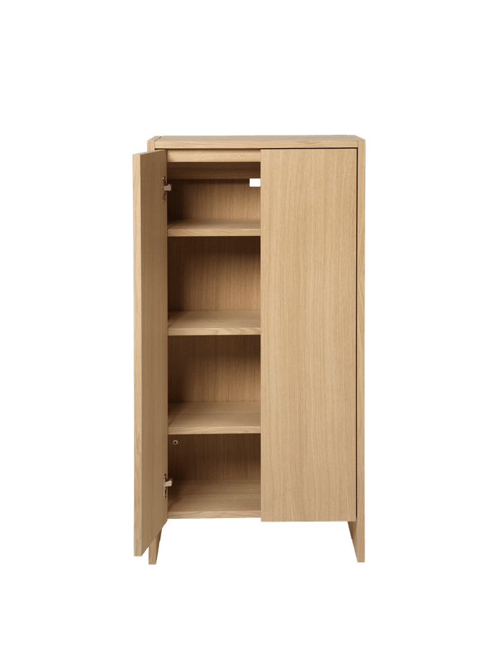 Moderner Hallenschrank H110 von Ferm Living, gefertigt aus hochwertigem Eichenholz, perfekt für stilvolle Flure und praktische Aufbewahrung.
