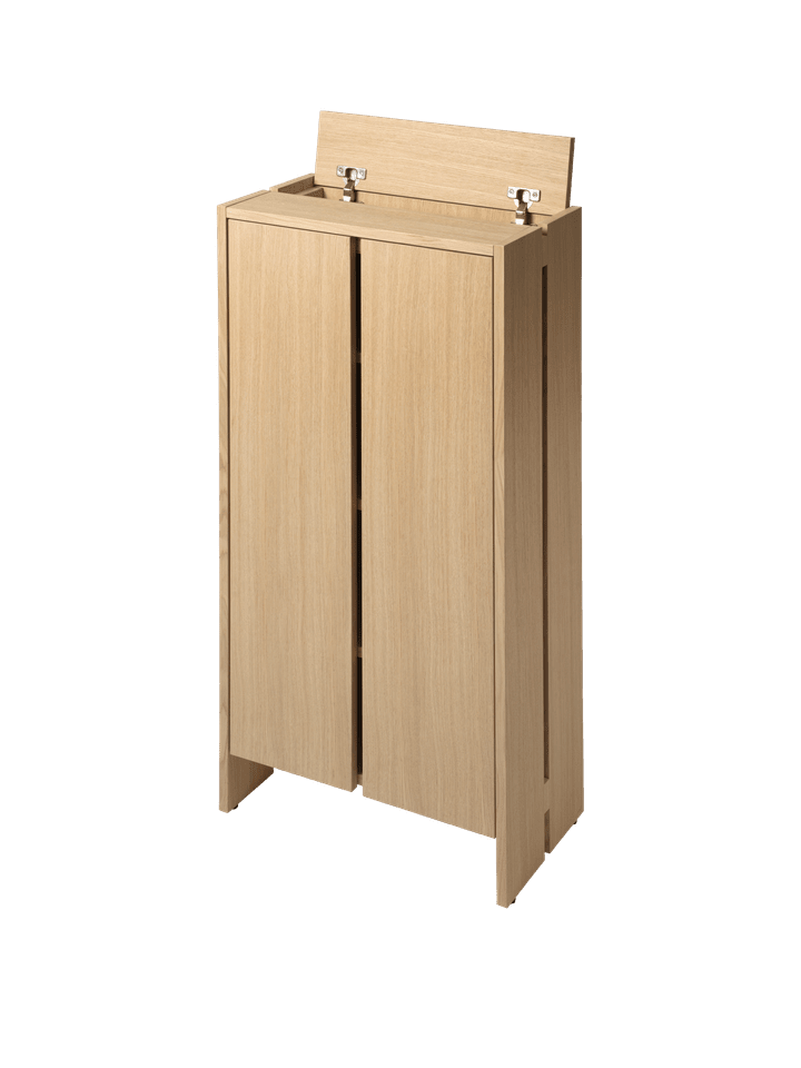 Eleganter Hallenschrank H110 von Ferm Living aus Eichenholz, ideal für die stilvolle Organisation und Dekoration im Eingangsbereich.