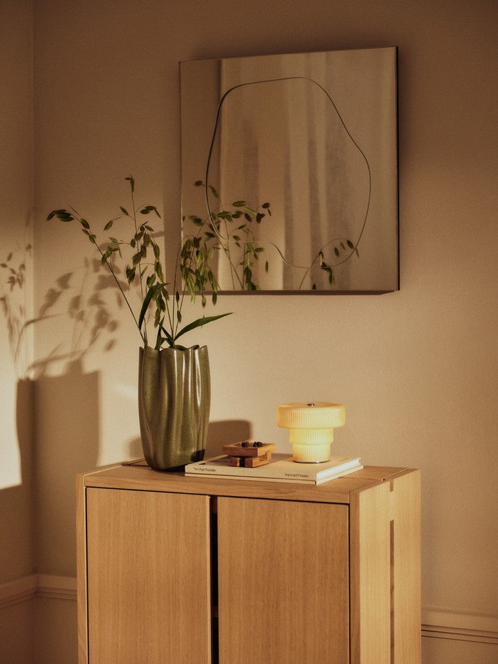 Stilvoller Parcel Hallway Cabinet H110 aus Eichenholz, perfekt für die Aufbewahrung im Eingangsbereich und moderne Inneneinrichtungen.