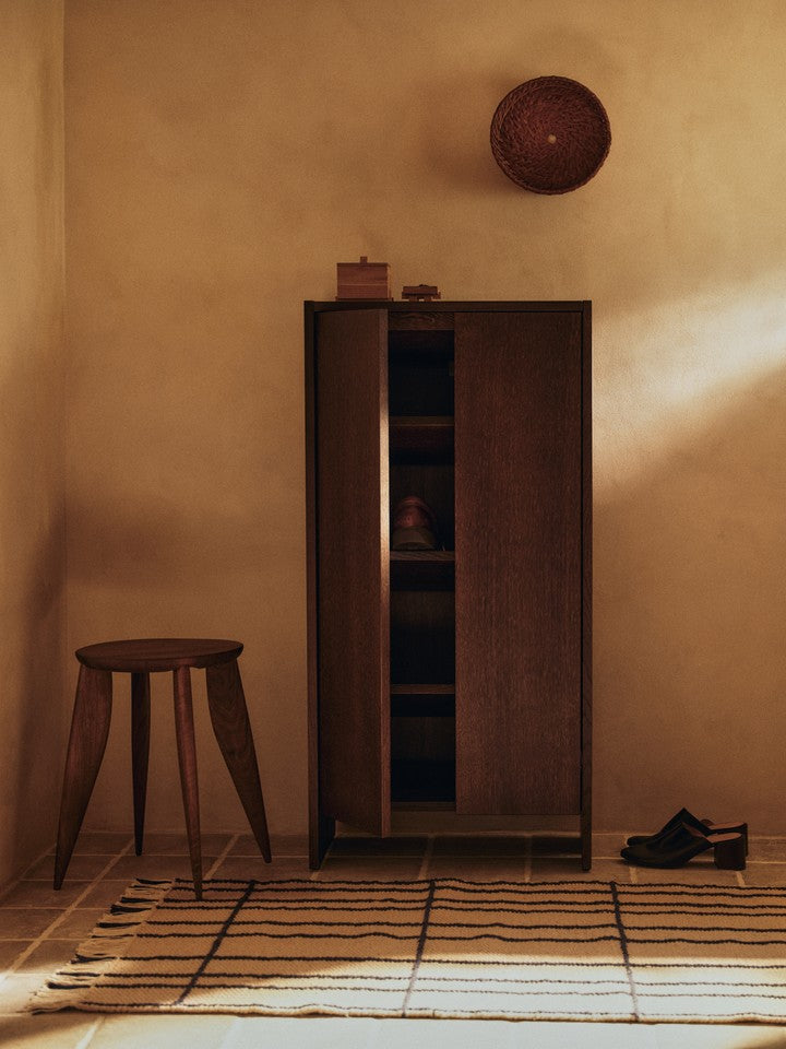 Eleganter Feve Beistelltisch aus Walnuss von Ferm Living, ideal für stilvolle Akzente in jedem Wohnraum.