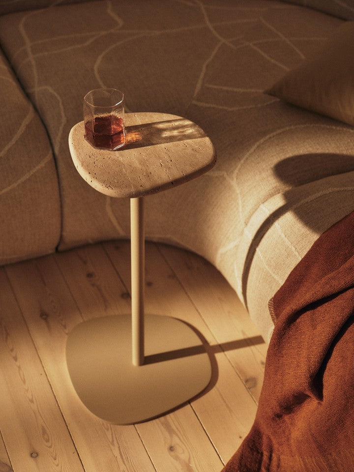 Eleganter Plyo Beistelltisch in Light Cashmere von Ferm Living, ideal für stilvolle Akzente in jedem Raum.