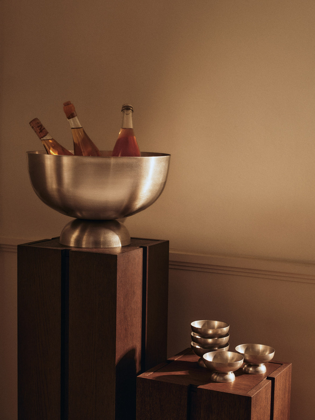Tumbled Champagne Cooler 38 in Tumbled Stainless steel präsentiert im Onlineshop von KAQTU Design AG. Flaschenkühler ist von Ferm Living