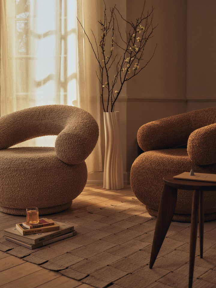 Moderner Teppich von Ferm Living in 135 x 200 cm, perfekt für einladende Räume und harmonische Einrichtungselemente.