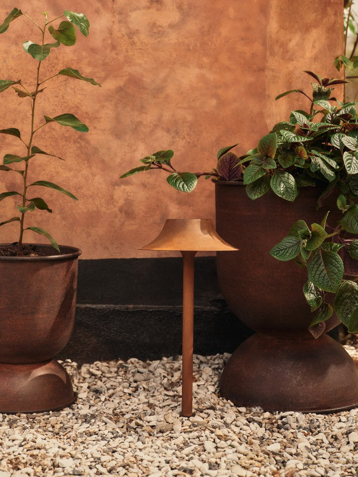 Elegante Cortivo Outdoor Solar Lampe von Ferm Living, ideal für stimmungsvolle Beleuchtung im Garten oder auf der Terrasse.