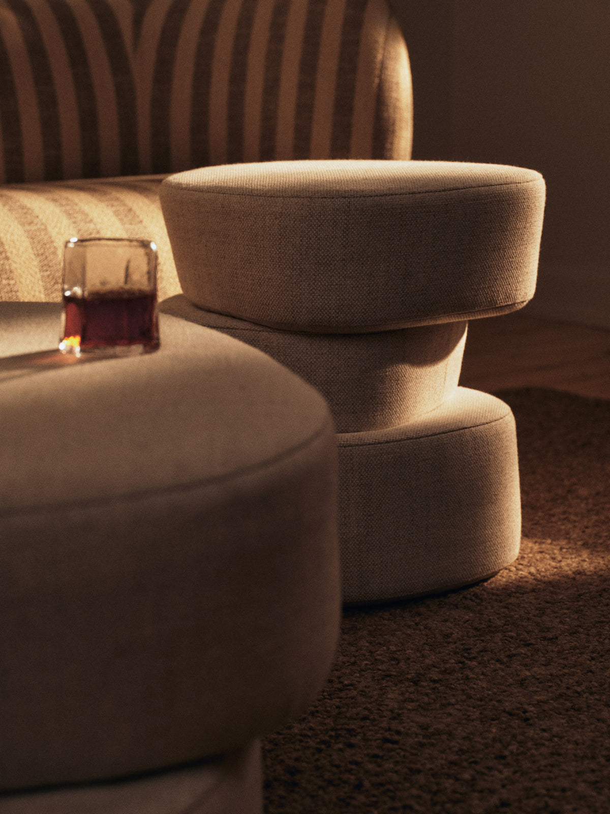 Plyo Pouf Staple in Off-White präsentiert im Onlineshop von KAQTU Design AG. Pouf ist von Ferm Living