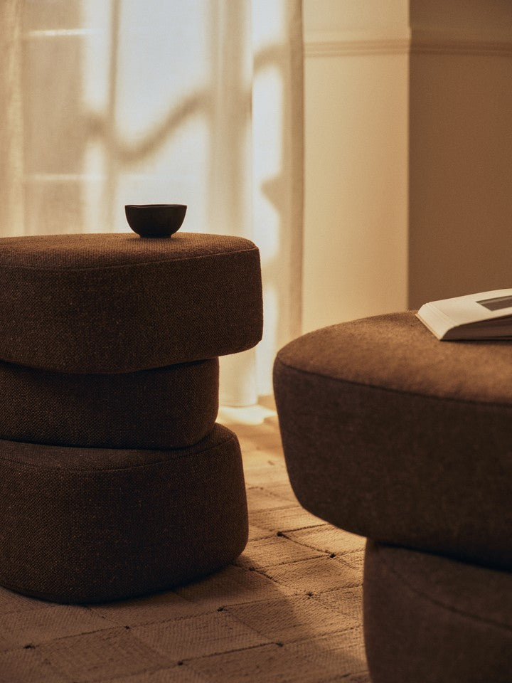 Plyo Pouf Staple  in Dark Brown präsentiert im Onlineshop von KAQTU Design AG. Pouf ist von Ferm Living