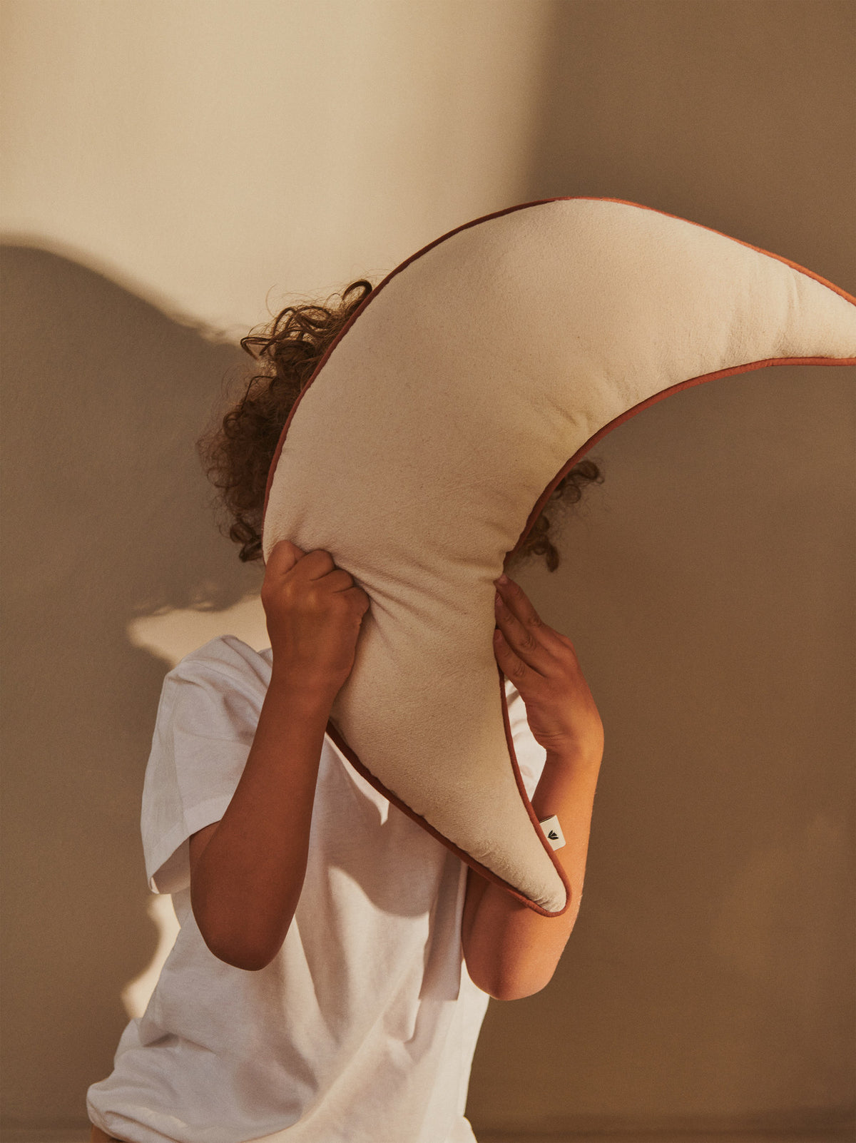 Moon Cushion in Undyed präsentiert im Onlineshop von KAQTU Design AG. Kissen ist von Ferm Living