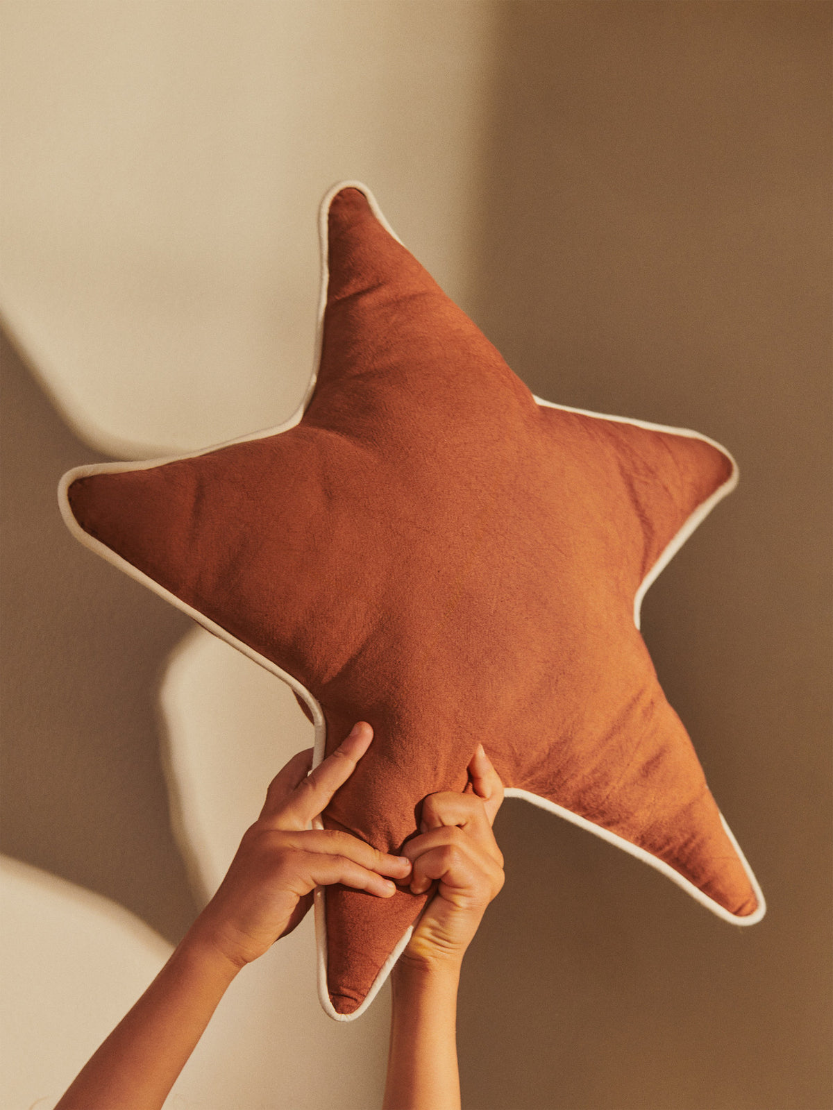 Star Cushion in Brown Clay präsentiert im Onlineshop von KAQTU Design AG. Kissen ist von Ferm Living