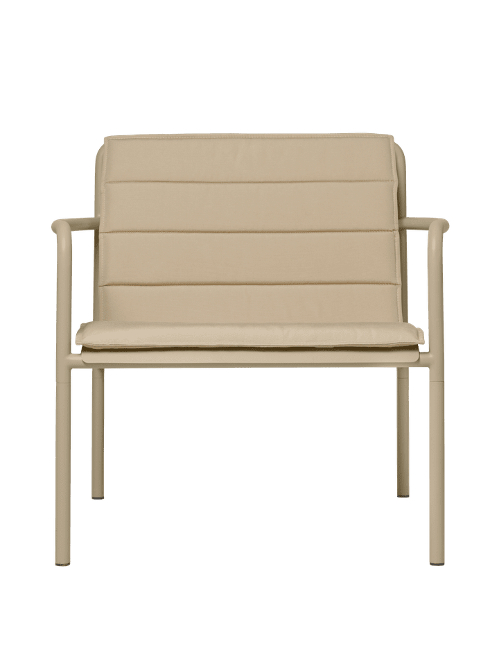 Eleganter Dapple Kissen Lounge Chair von Ferm Living, ideal für entspannte Stunden im Garten oder auf der Terrasse.