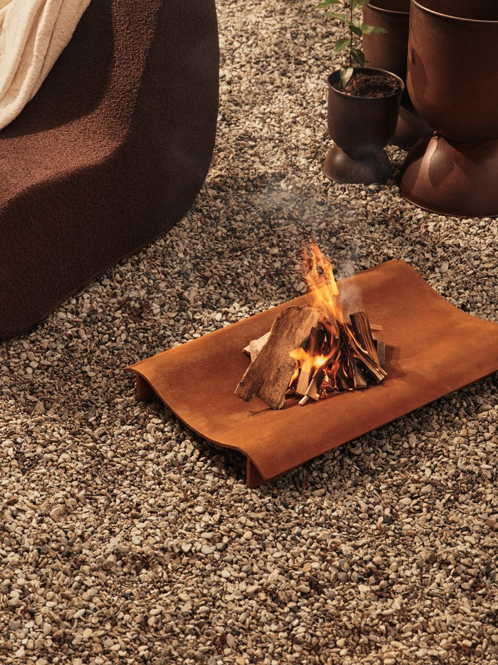 Elegante Solene Feuerschale von Ferm Living in Rostoptik, ideal für gemütliche Abende im Freien und stilvolle Wärme.