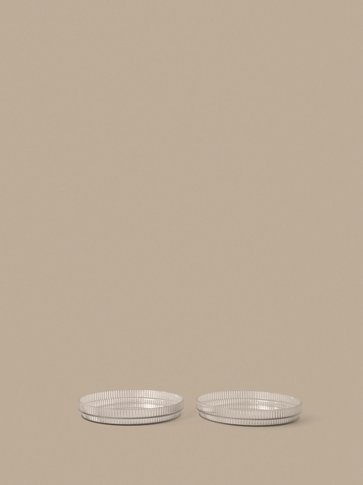 Zwei runde Kinder-Teller aus Tritan-Kunststoff mit geriffelter Oberfläche, geometrischer Form, in der Farbe Klar, von Ferm Living.
