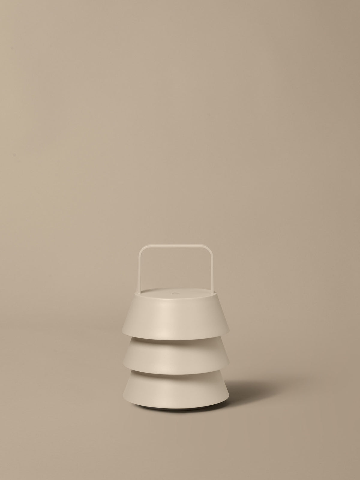 Luver Tragbare Lampe von Ferm Living: Tischleuchte mit drei spitz zulaufenden Schirmen aus Douglasienholz, Eisenbasis und gebogenem Holzgriff in Natürlich.