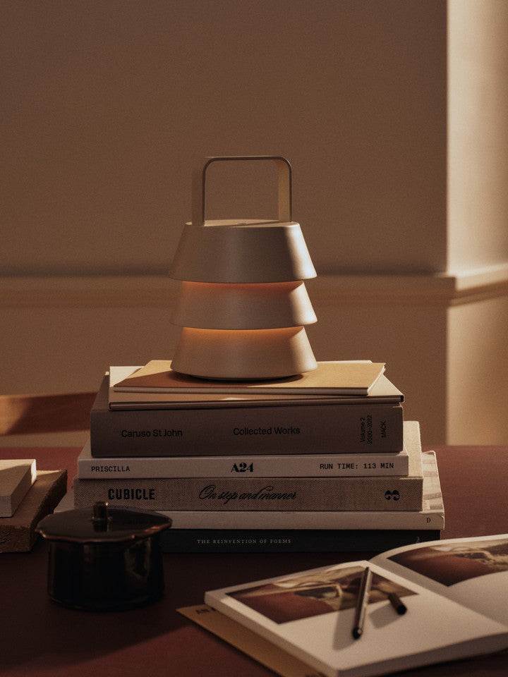 Stilvolle tragbare Luver Tischlampe von Ferm Living in sanftem Cashmere, perfekt für gemütliche Abende und flexible Lichtgestaltung.