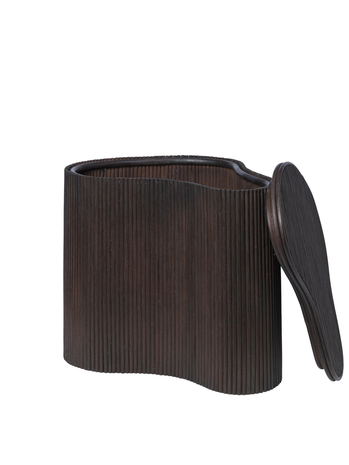 Isola Ablagetisch von Ferm Living, dunkel gebeizt, mit Rattan-Oberfläche, runder organischer Form und Deckel für Stauraum im Innenraum.