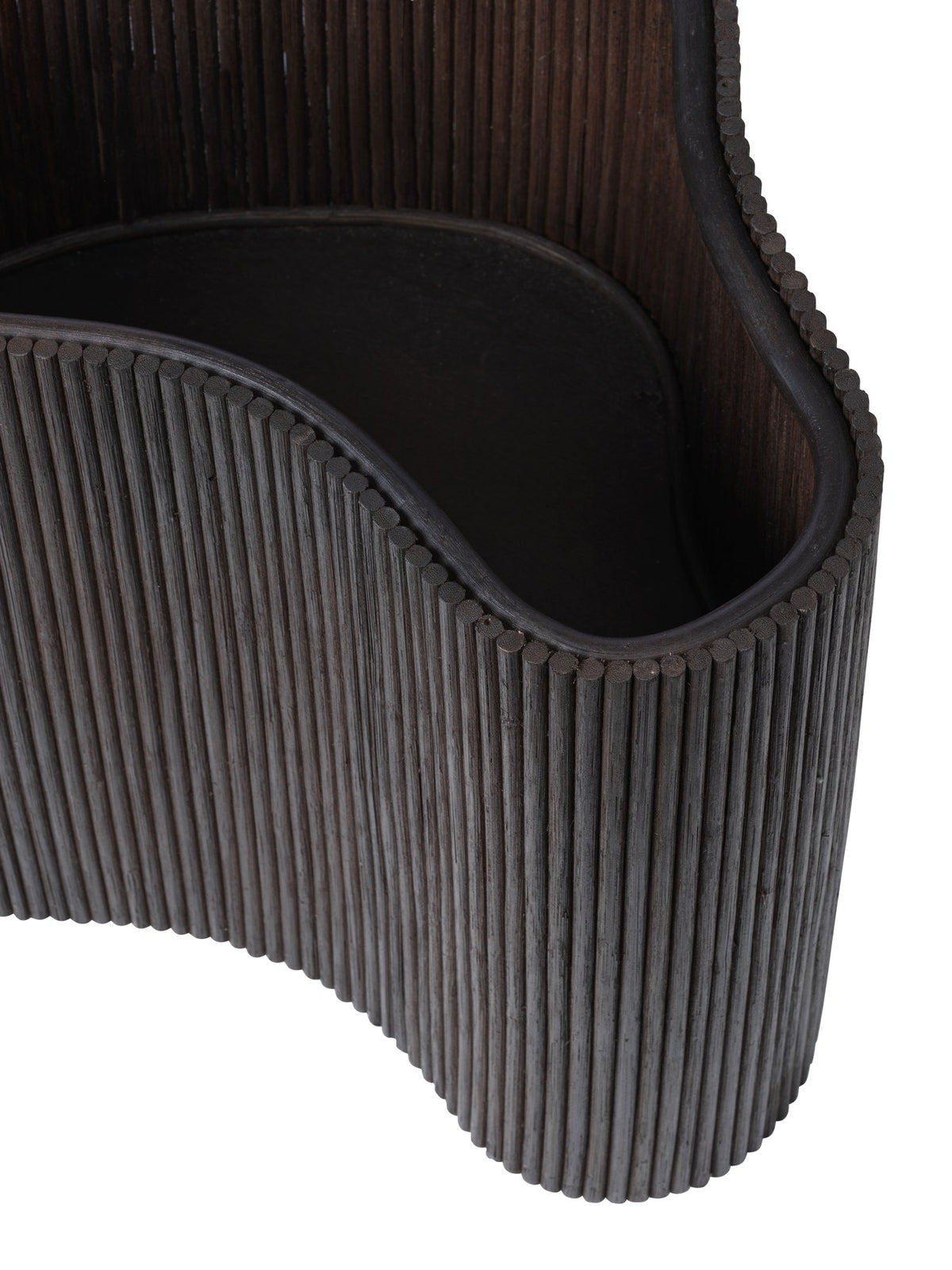 Isola Ablagetisch von Ferm Living, dunkel gebeizt, mit Rattan-Oberfläche, runder organischer Form und Deckel für Stauraum im Innenraum.
