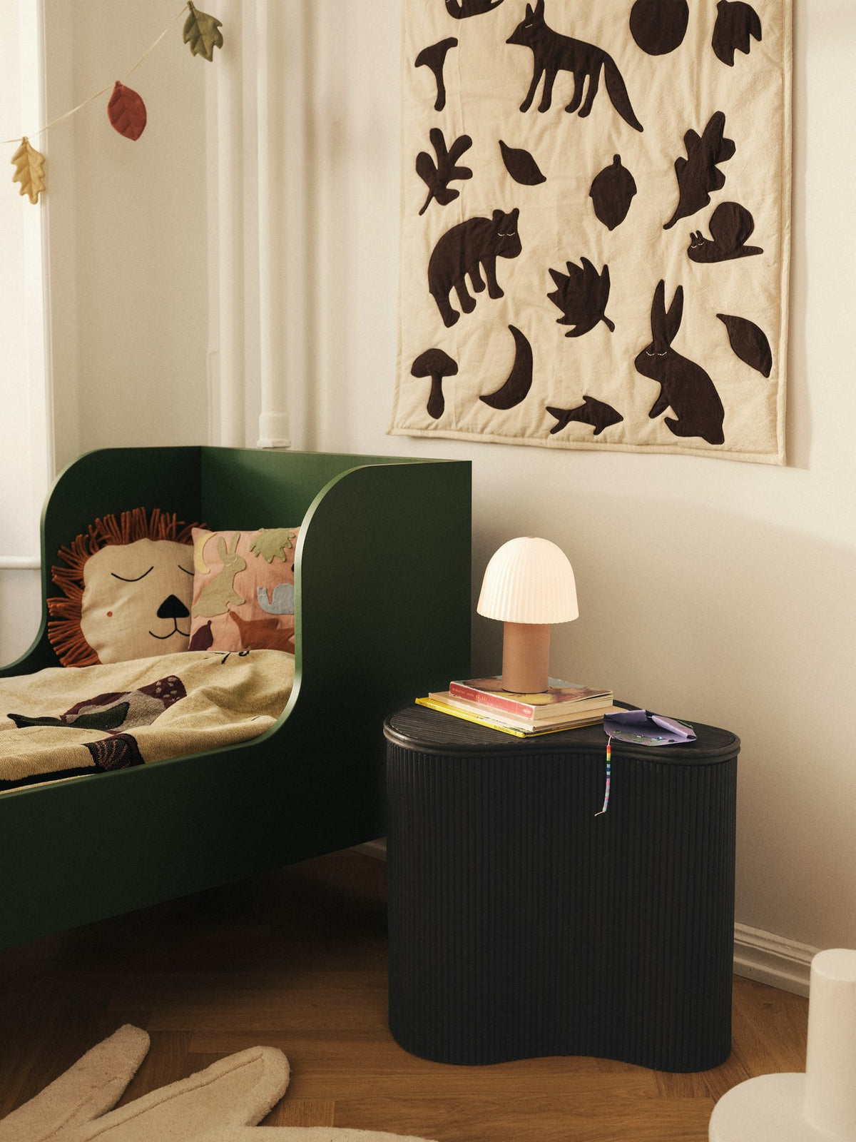 Isola Ablagetisch von Ferm Living, dunkel gebeizt, mit Rattan-Oberfläche, runder organischer Form und Deckel für Stauraum im Innenraum.