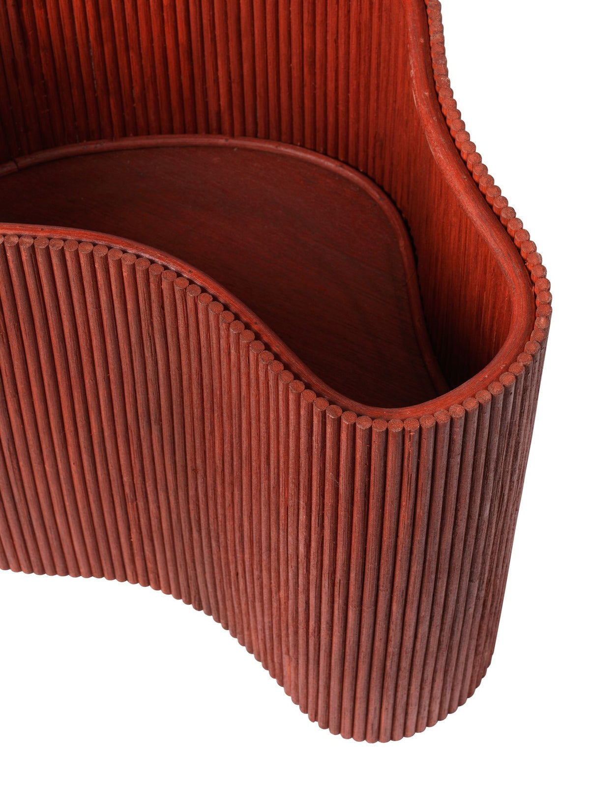 Isola Ablagetisch von Ferm Living, dunkel gebeizt, mit Rattan-Oberfläche, runder organischer Form und Deckel für Stauraum im Innenraum.
