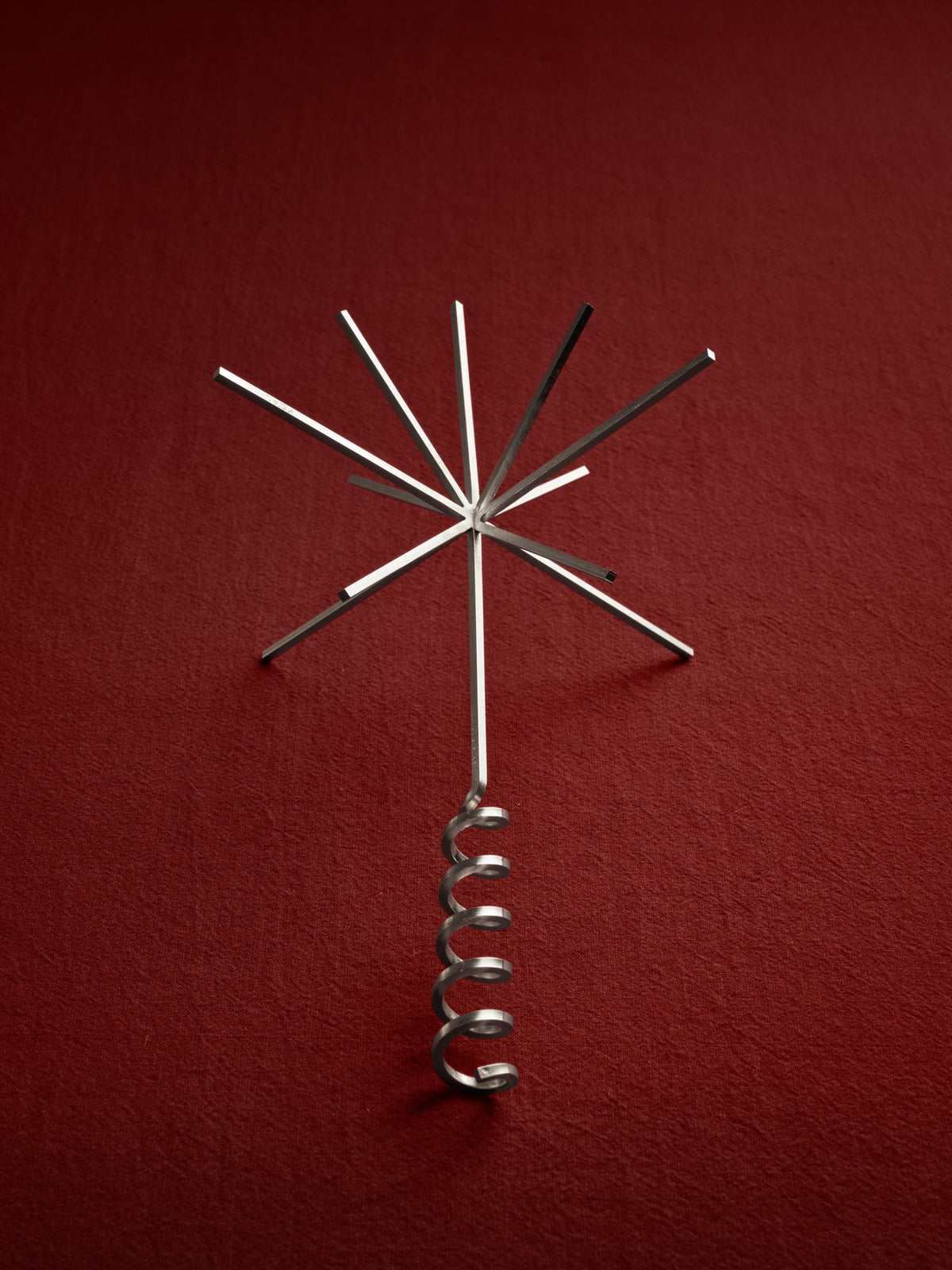 Sternförmige Weihnachtsbaumspitze aus versilbertem Massivmessing, glänzend, geometrische Form, als Christbaumschmuck von Ferm Living.