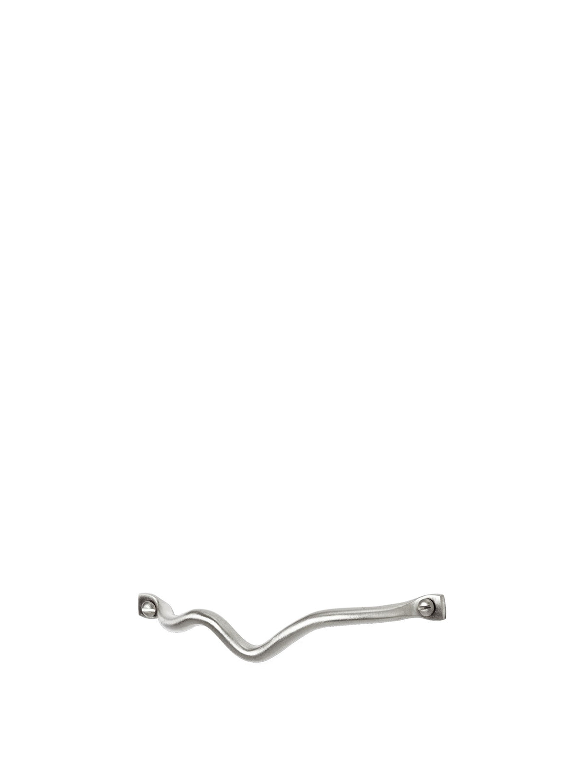 Curvature Handgriff von Ferm Living aus Edelstahl mit organisch geschwungener Form, montiert an einer Schrank- oder Schubladenfront.