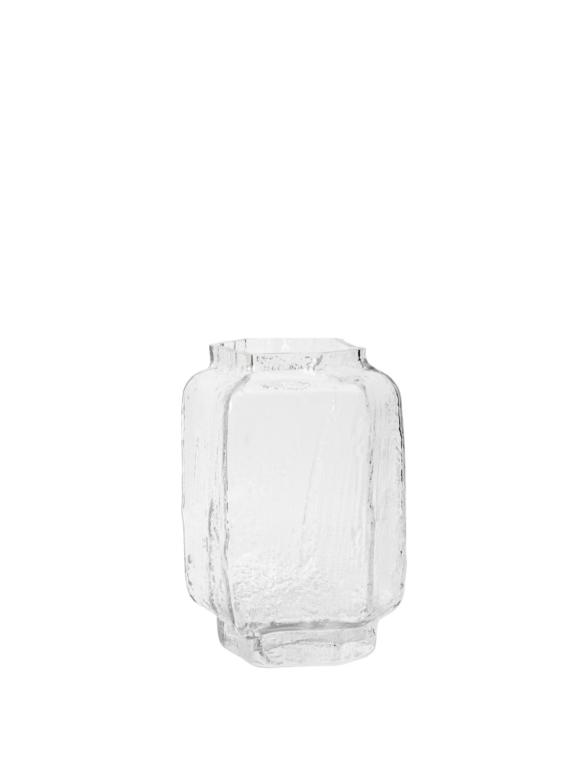 Klare Glasvase Mokuri H25 von Ferm Living mit facettierter Oberfläche und vertikalen Linien, mundgeblasen aus recyceltem Glas.