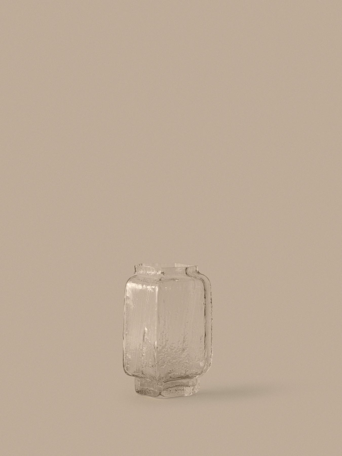Klare Glasvase Mokuri H25 von Ferm Living mit facettierter Oberfläche und vertikalen Linien, mundgeblasen aus recyceltem Glas.
