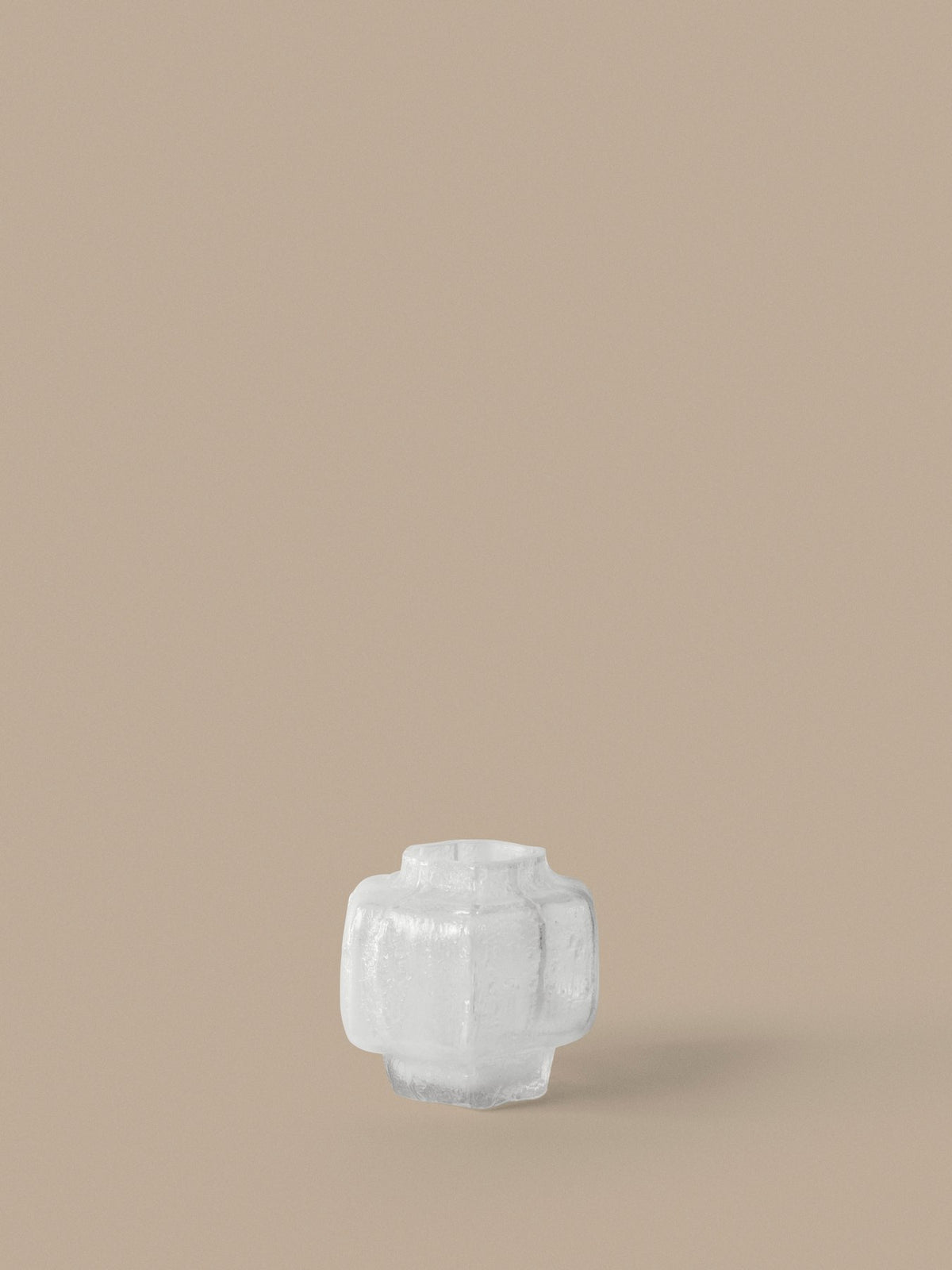 Schwarze Mokuri Vase aus mundgeblasenem, recyceltem Glas mit facettierter Oberfläche und vertikalen Linien, Höhe 15 cm.