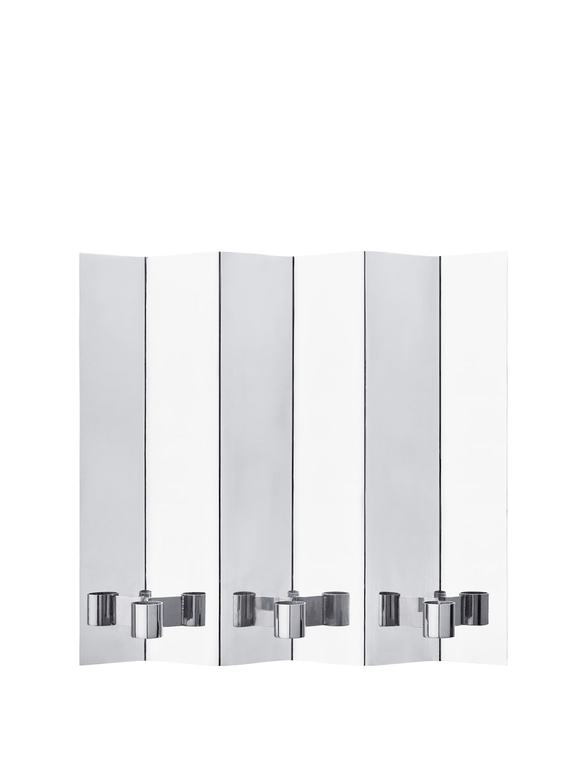 Wandkerzenhalter Eddy 3 von Ferm Living aus spiegelpoliertem Edelstahl, gefaltete Form für drei Kerzen, montiert an weisser Wand.