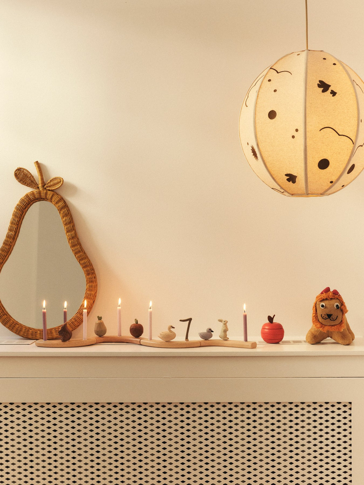 Birnenförmiger Spiegel mit dick geflochtenem Rattanrahmen in Natur, Rückplatte aus Sperrholz, Design von Ferm Living für die Wand.