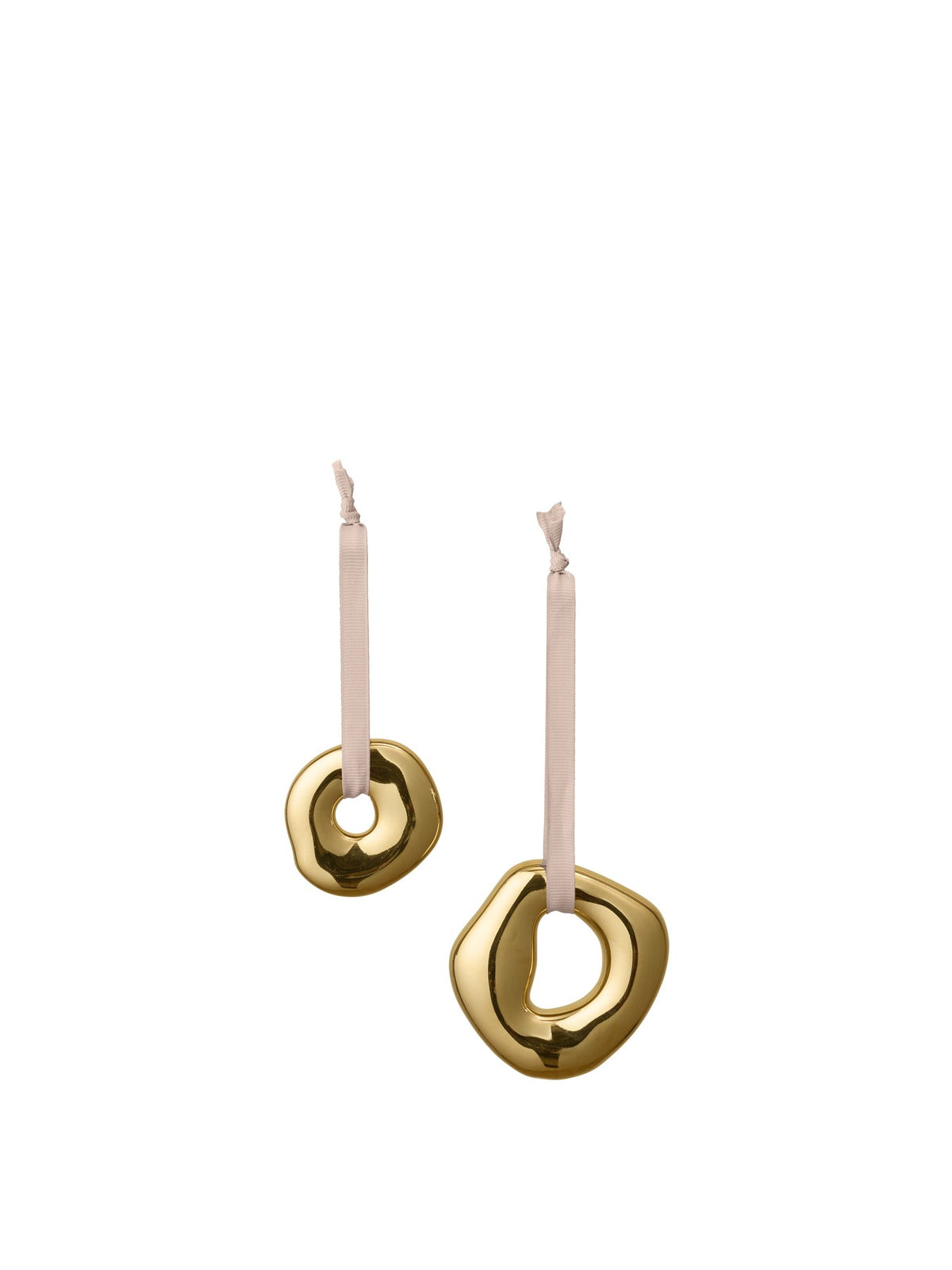 Zwei runde Ornamente aus galvanisiertem Steingut in Messing-Finish mit Polyesterband, abstrakte organische Form, Weihnachtsdekoration.