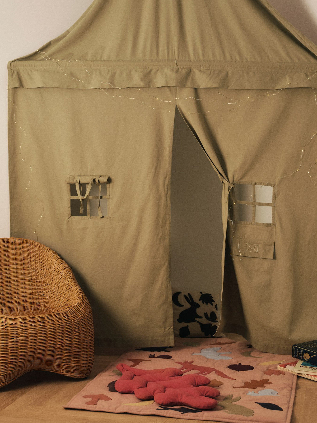 Kinderstuhl Willora aus handgeflochtenem Rattan mit geschwungener Sitzfläche und Rückenlehne, Innenstruktur aus Eisen, Farbe Natur.