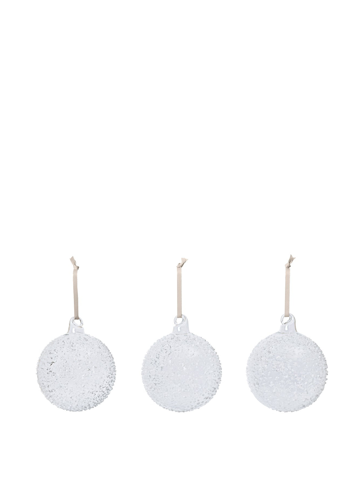 Drei mundgeblasene Glaskugeln in Weiss mit strukturierter Oberfläche und cremefarbenem Polyesterband, Ferm Living Ornament-Set.