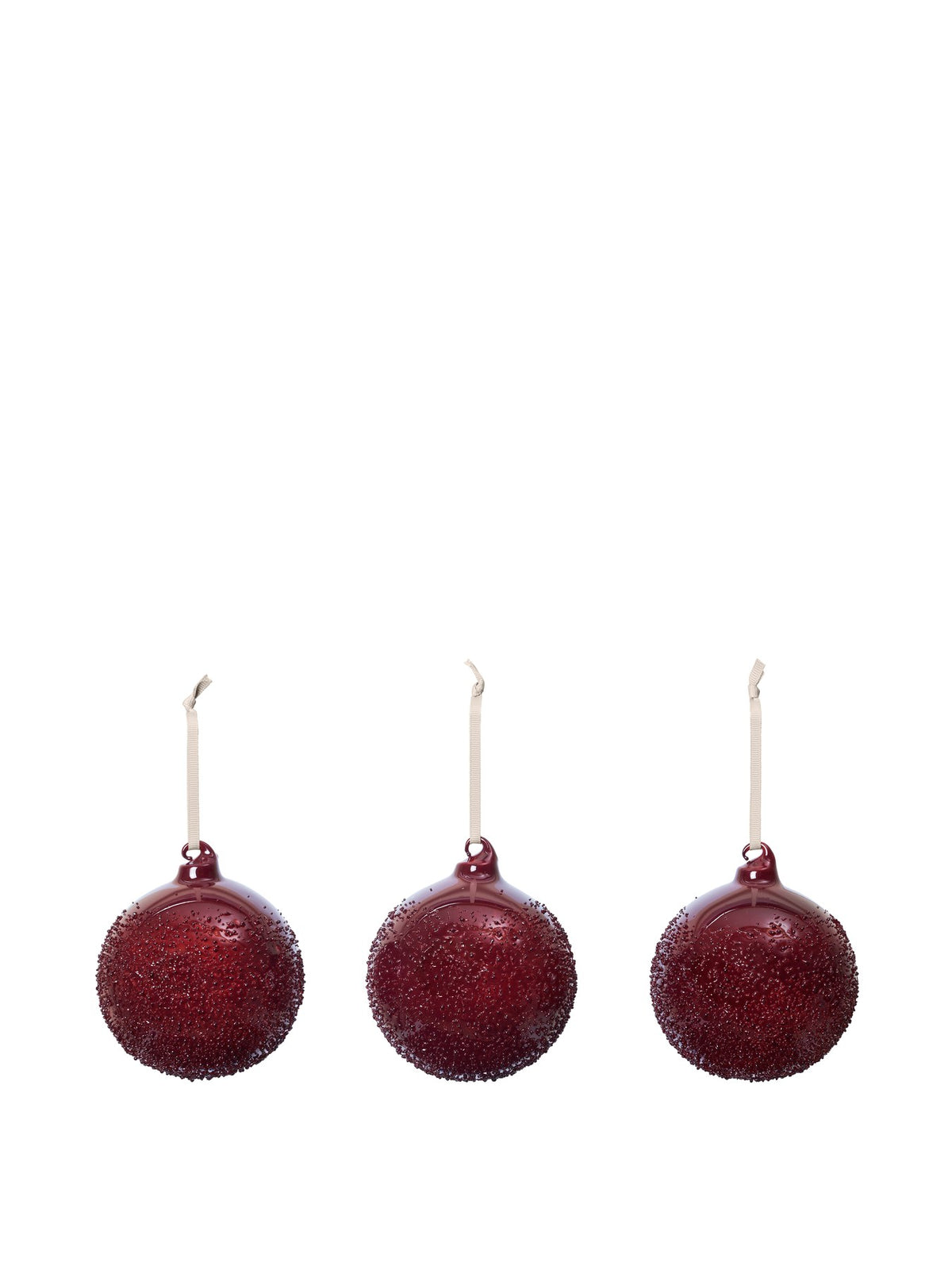 Drei mundgeblasene Glaskugeln in Weiss mit strukturierter Oberfläche und cremefarbenem Polyesterband, Ferm Living Ornament-Set.