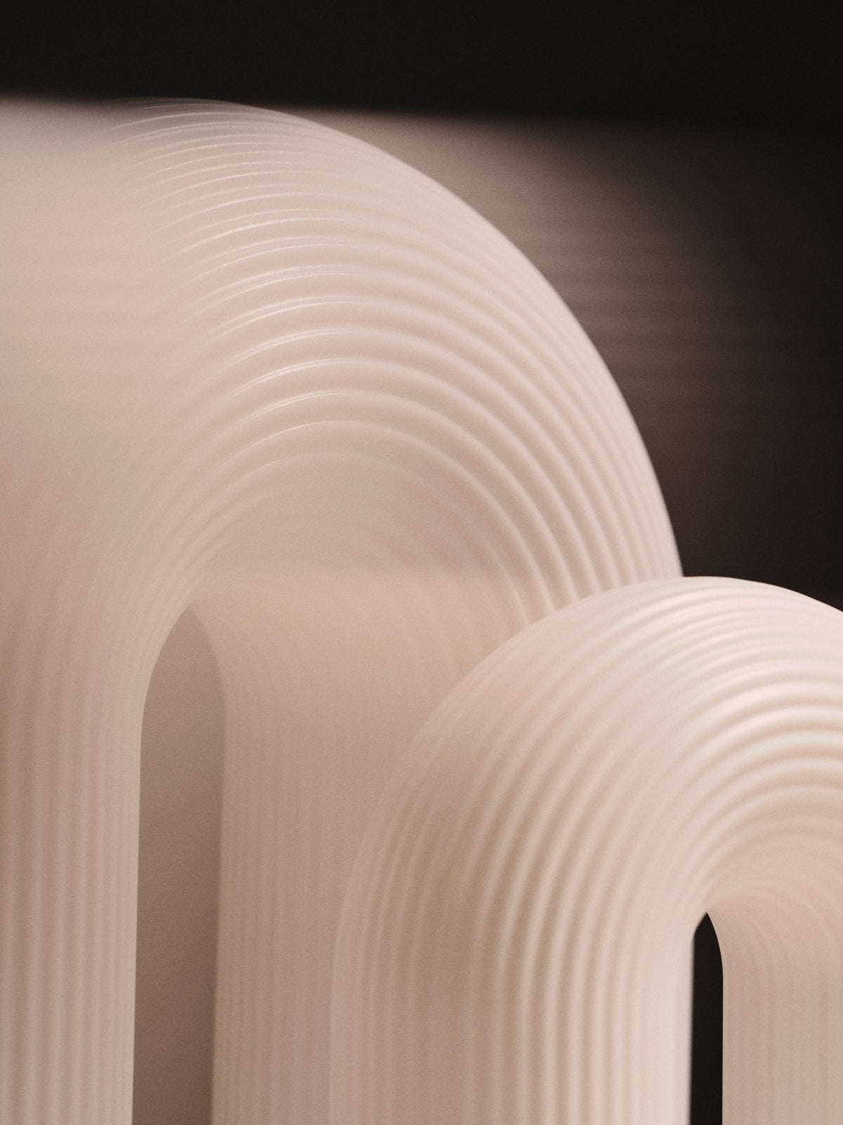 Weisse tragbare Tischleuchte Vuelta H25 von Ferm Living mit bogenförmigem Design aus HDPE-Basis und vernickelten Stahlfüssen, ohne sichtbares Kabel.