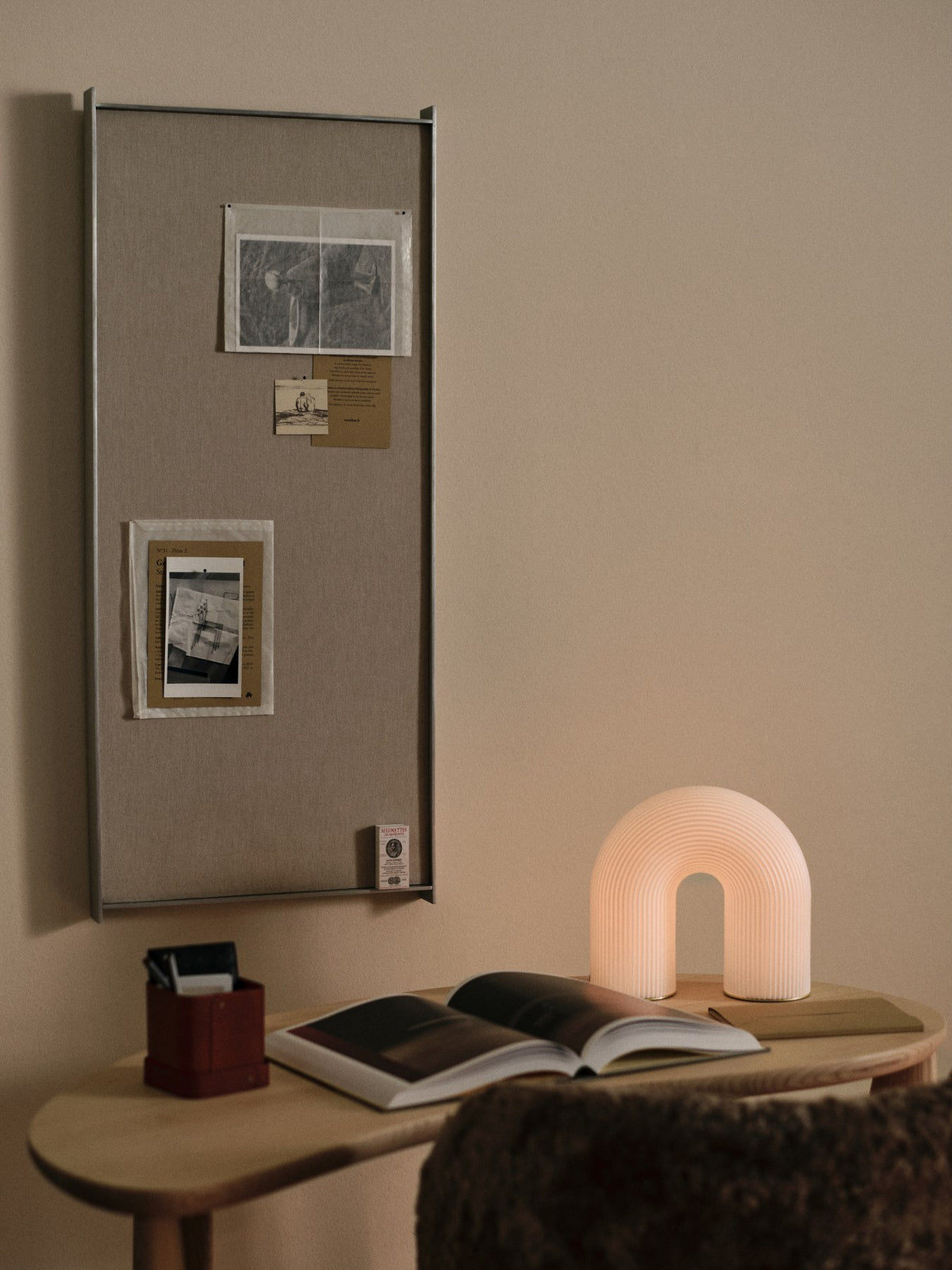 Weisse tragbare Tischleuchte Vuelta H25 von Ferm Living mit bogenförmigem Design aus HDPE-Basis und vernickelten Stahlfüssen, ohne sichtbares Kabel.