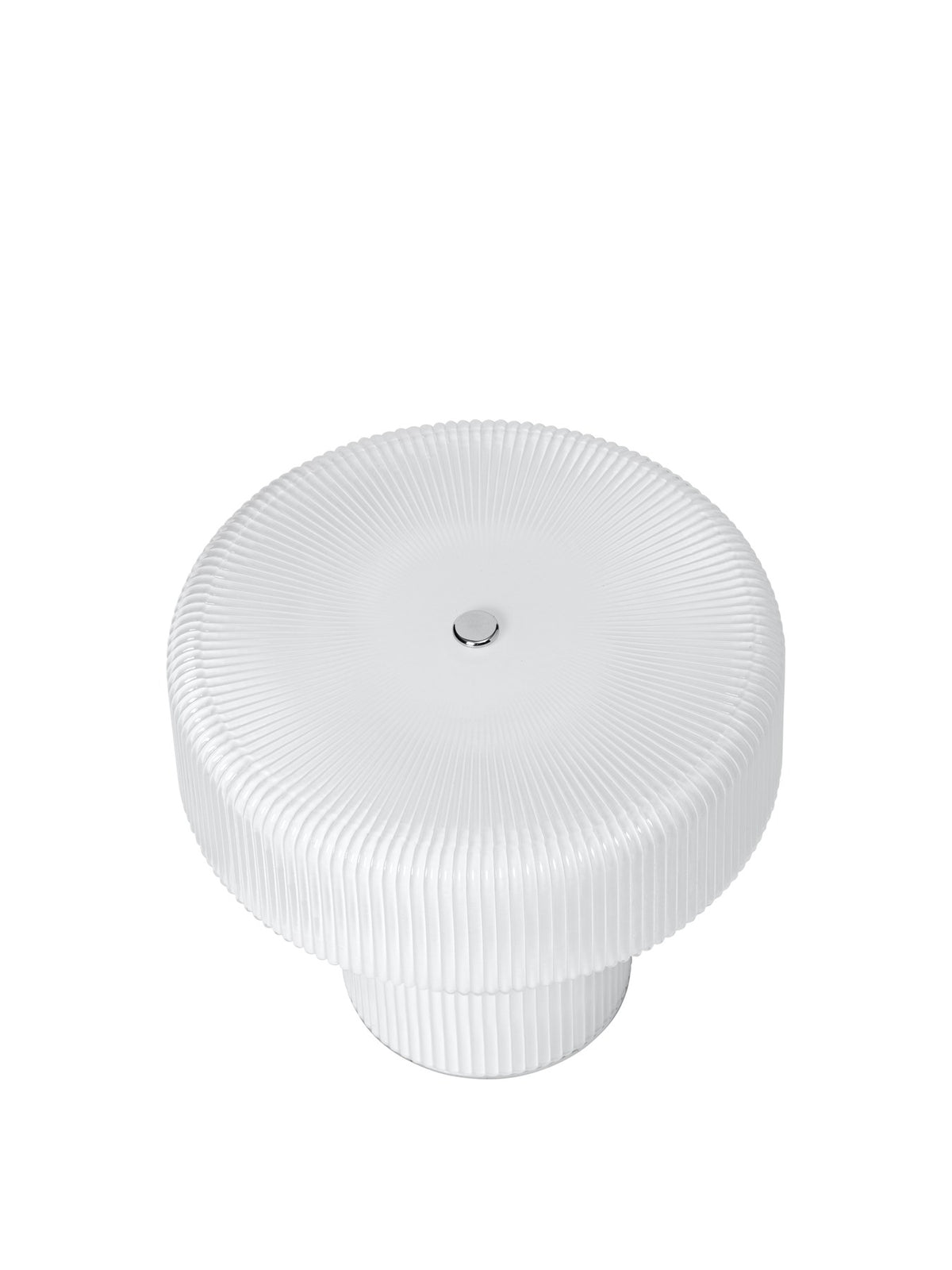 Tragbare Tischleuchte Ripple H16.5 von Ferm Living aus geriffeltem, mundgeblasenem Opalglas mit verchromtem Aluminiumfuss, Farbe Weiss.
