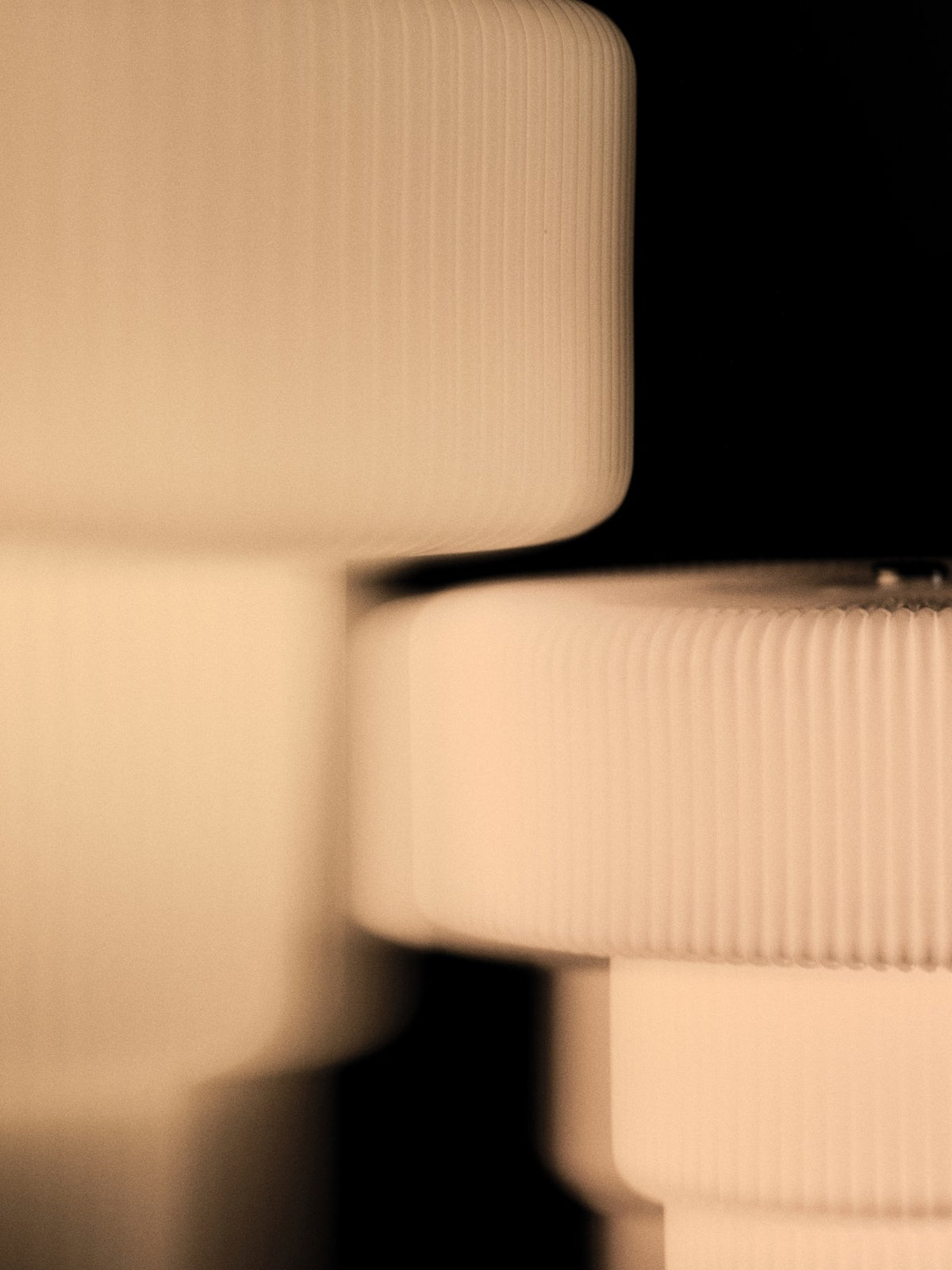 Tragbare Tischleuchte Ripple H16.5 von Ferm Living aus geriffeltem, mundgeblasenem Opalglas mit verchromtem Aluminiumfuss, Farbe Weiss.