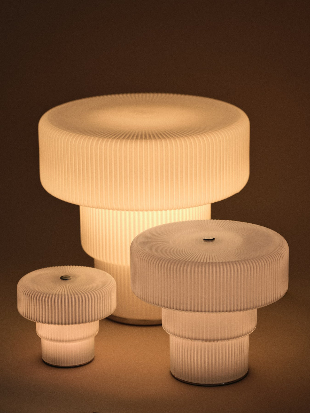 Tragbare Tischleuchte Ripple H16.5 von Ferm Living aus geriffeltem, mundgeblasenem Opalglas mit verchromtem Aluminiumfuss, Farbe Weiss.