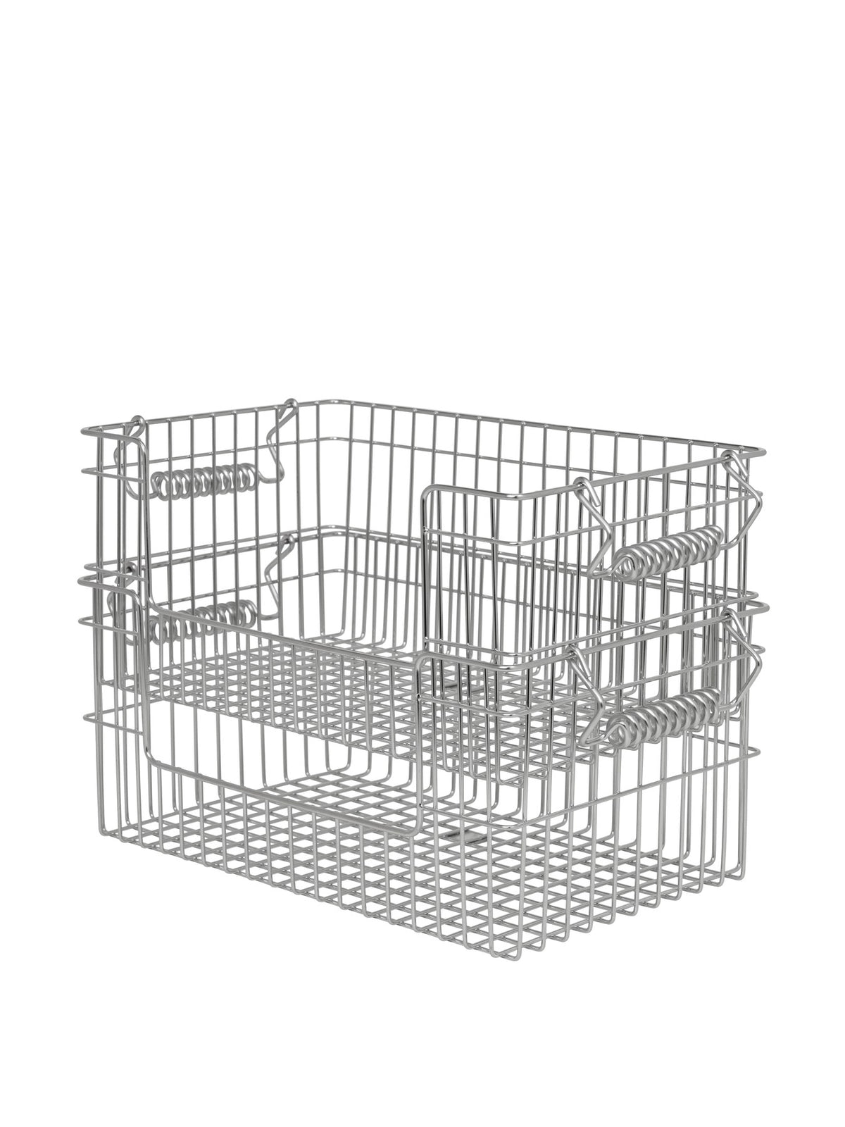 Zwei offene stapelbare Aufbewahrungskörbe aus Edelstahl mit Spiralgriff und Frontöffnung, Ferm Living Cala Serie, Höhe 13 cm.