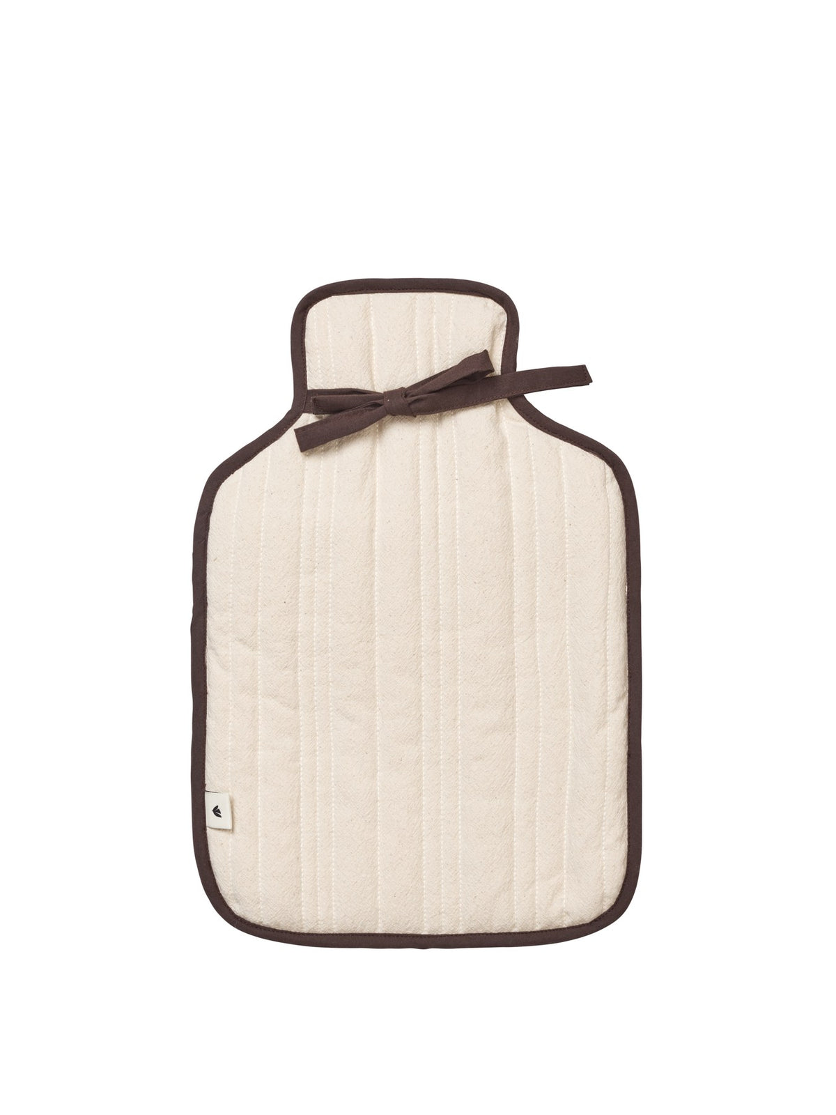 Wärmflaschenbezug aus gesteppter Bio-Baumwolle in Natur mit dunkelbraunem Kantenband und Perlmuttknopf-Verschluss, Ferm Living Design.