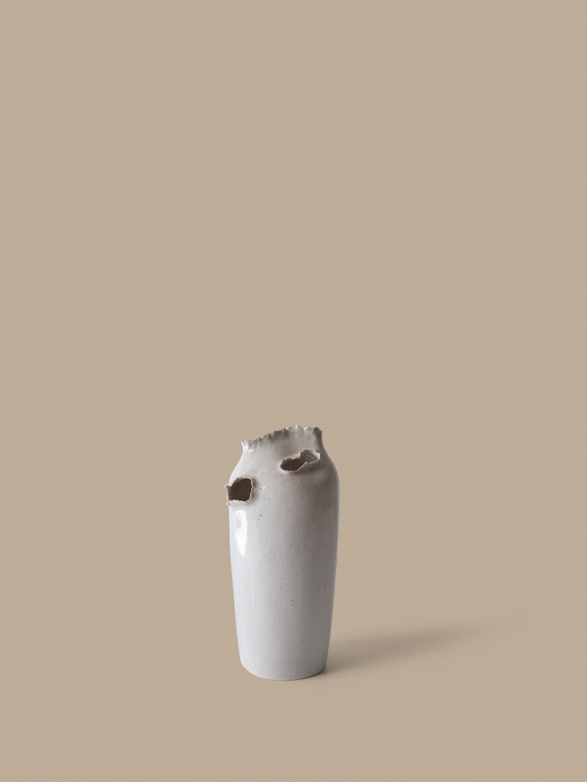 Off-White Vase Tereo aus glasiertem Steinzeug mit handgeformter Öffnung und texturiertem Rand, schlichte hohe Form, Höhe 27 cm.