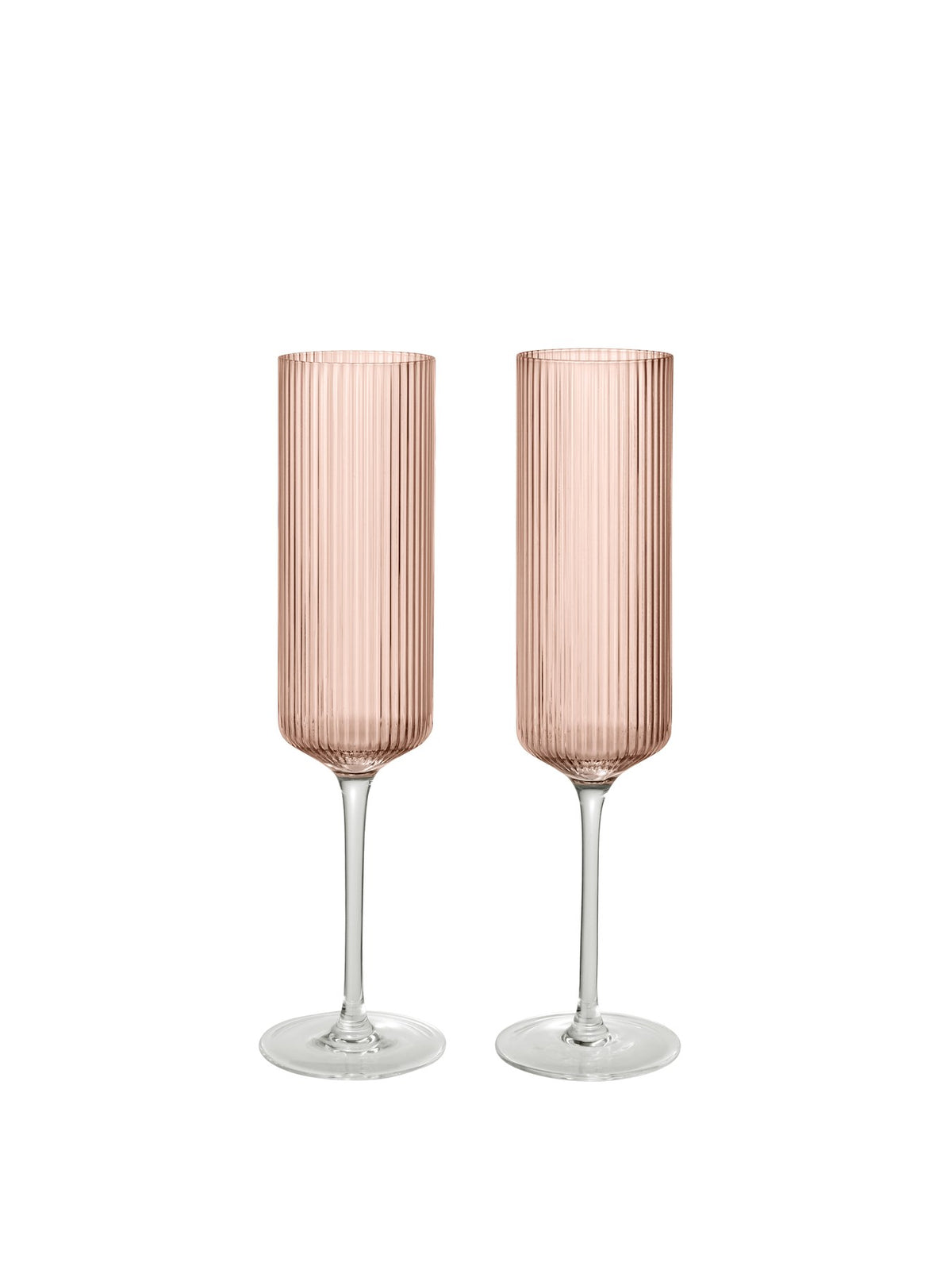 Zwei Ripple Champagnerflöten von Ferm Living aus mundgeblasenem Glas mit geriffelter Oberfläche, Farbe Blush, schlanke geometrische Form.